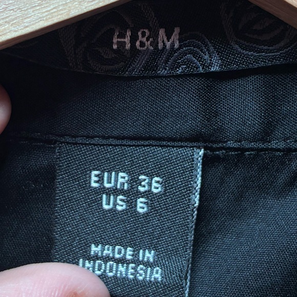 H&M Women’s size 6 Black Button Up Fitted Long Sleeve Shirt - Picture 2 of 14